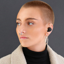 woman wearing black earbuds