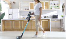 woman vacuuming kitchen with jashen cordless vacuum